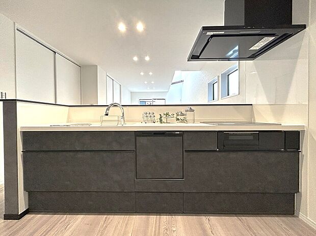 【キッチン】■IHクッキングヒーター・お手入れ楽々ガラストップ採用
■扉がゆっくり閉まるソフトモーションレール使用
■かざすと水が出るタッチレス水栓
■家事がはかどる食器洗い乾燥機付き。