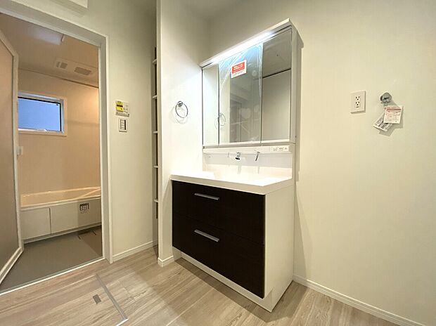 【 洗面】■ヒーターなしでもくもりにくい「くもりどめコート」。
■引出し収納の他に3面ミラー裏にも高さを変えれる棚あり。
■シンクに継ぎ目などの凹凸がなく、飛び散った水滴をサッと拭き取れます。