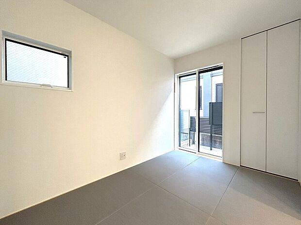 【和室】和室
■家の雰囲気を損なわせないモダンなタタミを採用
■使い勝手の良いリビング横和室