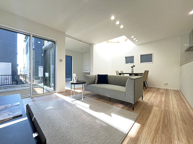 【リビング　B号棟現地写真】■LDK部分には、光をいれるための独立した吹抜けにより開放感もございます。