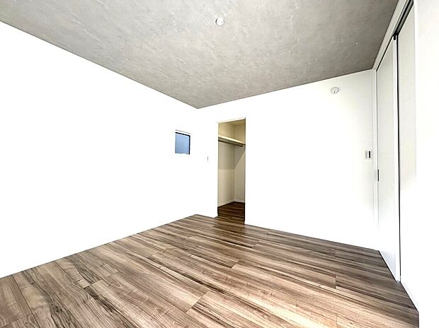 【主寝室 B号棟】■ゆったりとした広さを確保した癒しの主寝室。広々ウォークインクローゼット設置で、収納力も十分。快適な新生活が送れます。