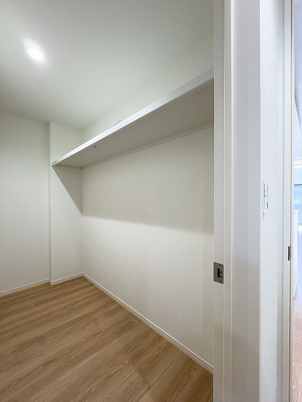 【納戸 A号棟 同仕様写真】■ゴルフバックやキャリーケースなど、大きなものの収納場所にも困りません。季節の家電や、布団、衣替えの衣類なども収納することができます。