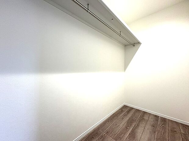 【WIC C号棟】■主寝室にはウォークインクローゼットを設け、十分な収納スペースをつくることで美しい空間づくりの手助けをします。