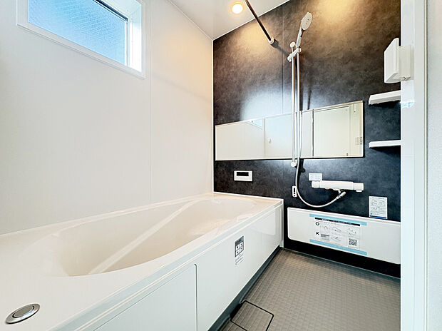 【A号棟 浴室 】【キレイサーモフロア】
スポンジが奥まで入り、お掃除ラクラク。独自の断熱層で寒い冬場でもヒヤッとしません。
【サーモバスS】
浴槽保温材と保温組フタのダブル保温で、時間が経っても浴槽内の温度を最小限に抑えます。
半身浴のできるベンチ付きの節水型の浴槽、排水口はシャワーなどの排水時に渦を起こして髪の毛やゴミをまとめてくれるためお掃除簡単で汚れもつきにくい構造になっています。