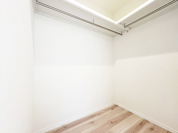 【WIC A号棟】大容量のウォークインクローゼットが主寝室にあるため、たくさんの服をお持ちの方もしっかり収納できます。さらに棚もついており、たくさん収納できるので、お部屋がスッキリです。