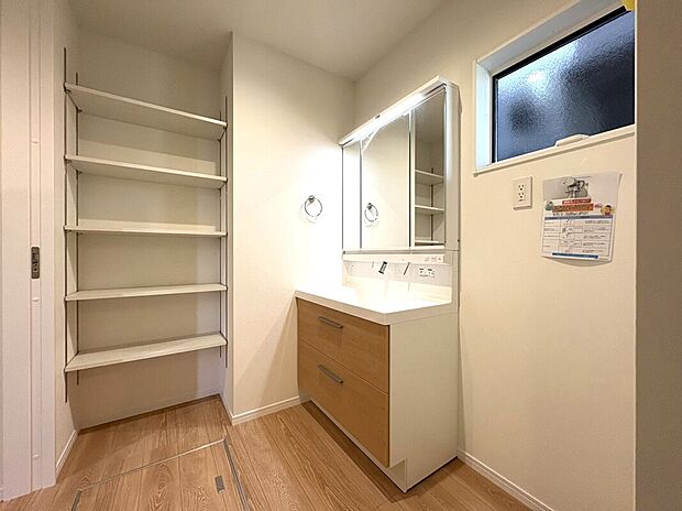 【洗面台 B号棟】■リクシル 「EV」。洗面器一体型カウンターでつぎ目などの凹凸がなく汚れもさっとひと拭き。また節水と省エネ性にすぐれた上から水のでるキレイアップ水栓