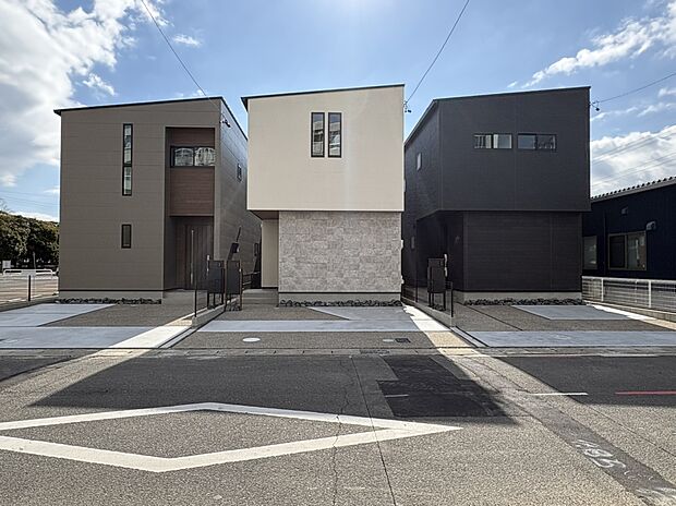 【現地外観写真】■完成いたしました。
お気軽に「0120-928-571」までお問合せ下さい!