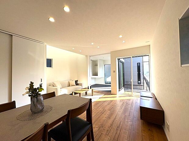 【リビング A号棟】■吹抜がリビングをより明るく、開放的な空間に