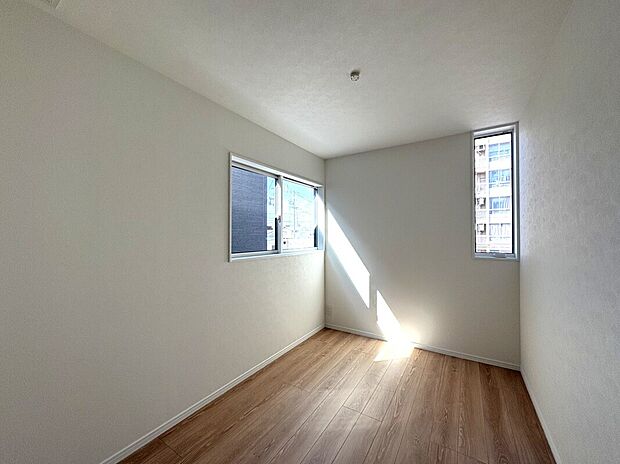 【洋室 B号棟】■子ども部屋にも広々クローゼット。吊りレールで開閉がスムーズにおこなえます。