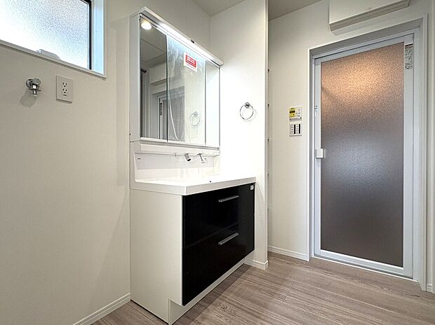 【洗面】■リクシル　「EV」。洗面器一体型カウンターでつぎ目などの凹凸がなく汚れもさっとひと拭き。また節水と省エネ性にすぐれた上から水のでるキレイアップ水栓