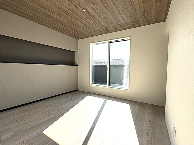 【主寝室】■ゆったりとした広さを確保した癒しの主寝室。広々ウォークインクローゼット設置で、収納力も十分。快適な新生活が送れます。