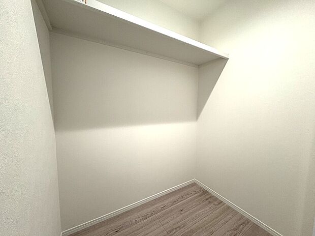 【納戸】■ゴルフバックやキャリーケースなど、大きなものの収納場所にも困りません。季節の家電や、布団、衣替えの衣類なども収納することができます。