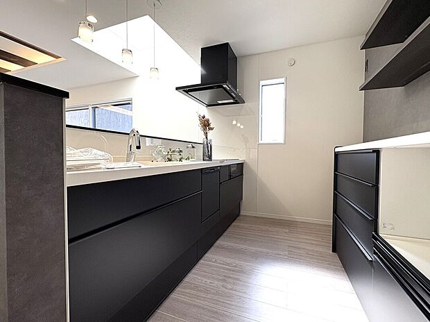 【リビング】■リクシル　システムキッチン「ES」洗練されたデザインと優れた使いやすさ。最新機能も多彩に備えた、システムキッチン。暮らしの中心として、家族が自然と集まる空間が実現します。