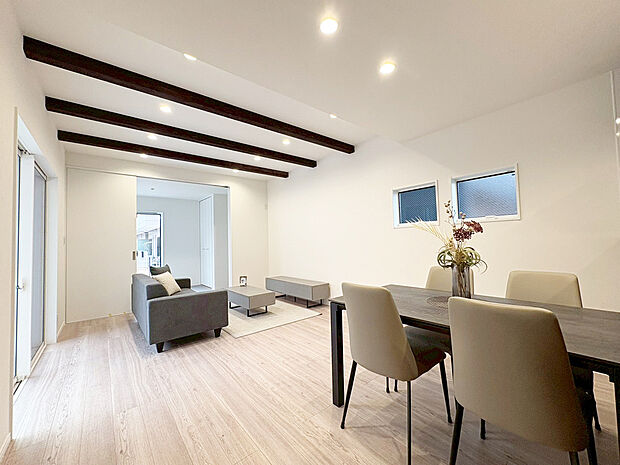 【リビング　】■木肌の美しいあらわし梁が、ワンランク上の生活を演出