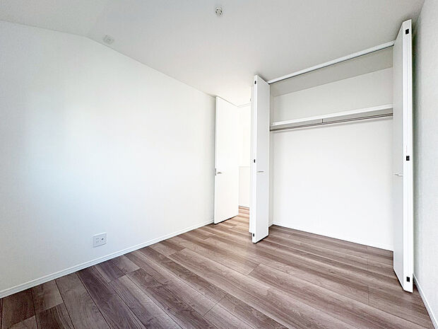 【洋室　A号棟】■子ども部屋にも広々クローゼット
■吊りレールで開閉がスムーズ