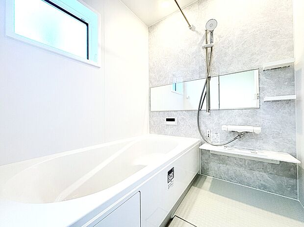 【浴室　C号棟】■ヒートショック対策、梅雨・花粉時期の洗濯物の乾燥に活躍する浴室暖房乾燥機付き。
■4時間以上経っても湯温低下はわずか2.5℃。
■浴槽保温材と保温組フタでさらに保温が長持ちサーモバス。