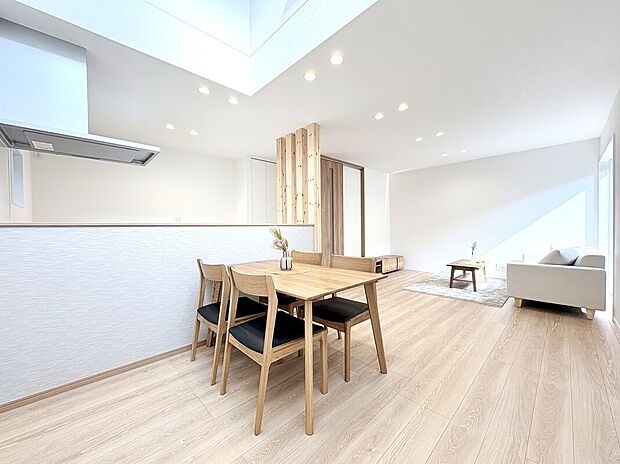 【リビング　A号棟】■リビングを見渡せる対面キッチンでお子様がいても安心