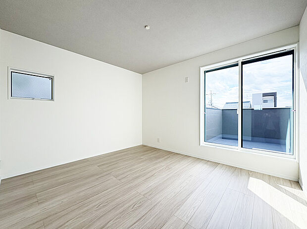 【主寝室　C号棟】ゆとりあるサイズの主寝室の為、ベッド、サイドテーブル、テレビを置いても充分な広さです。
