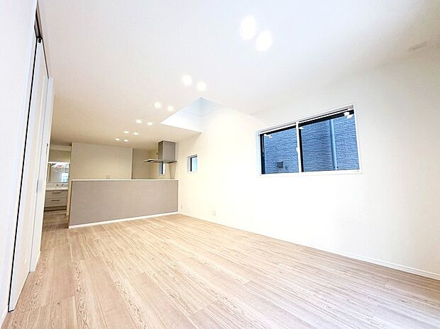 【リビング　A号棟】天井が高く、優しい光が差し込む開放的な吹き抜け。高い位置から自然光を多く取り込む事で 太陽が低くなる冬もしっかり採光できます。ガス温水式床暖房を搭載し、空気の乾燥、汚すことなく冬場でも快適です。