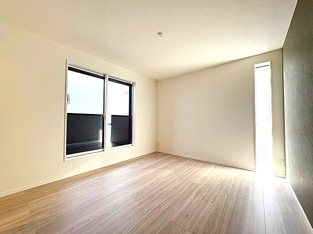 【主寝室　A号棟】ゆとりあるサイズの主寝室の為、ベッド、サイドテーブル、テレビを置いても充分な広さです。
南面バルコニーからは暖かい光が差し込みます！