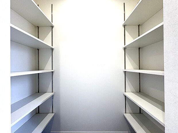 【土間収納】■ゴルフバックやベビーカーを収納できる土間収納付き