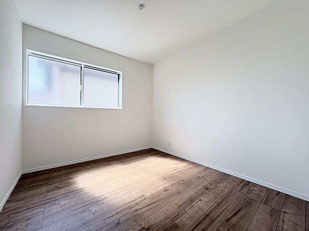 【洋室 B号棟現地写真】■洋室にはそれぞれクローゼットを設け、十分な収納スペースをつくることで美しい空間づくりの手助けをします。