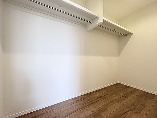 【WIC B号棟現地写真】■ゴルフバックやキャリーケースなど、大きなものの収納場所にも困りません。季節の家電や、布団、衣替えの衣類なども収納することができます。