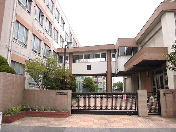 港西小学校（約140m）