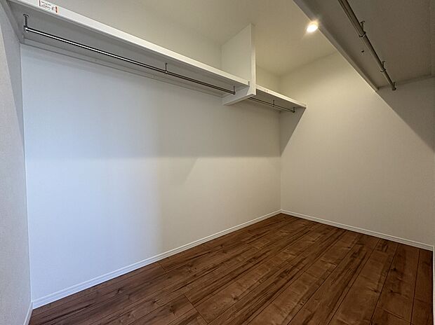 【WIC　A号棟 現地写真】■ゴルフバックやキャリーケースなど、大きなものの収納場所にも困りません。季節の家電や、布団、衣替えの衣類なども収納することができます。