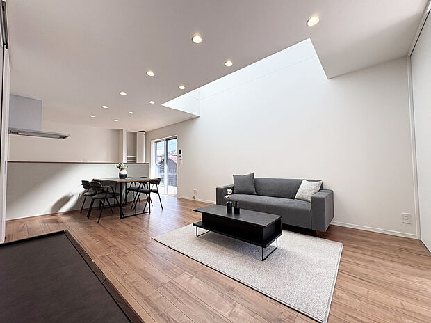 【リビング　A号棟 現地写真】■LDK部分には、光をいれるための独立した吹抜けにより開放感もございます。
■空気を汚さず、ふく射熱で足元からポカポカと暖まる床暖房付き。