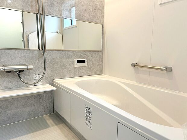 【浴室　同仕様写真】リクシル　システムバスルーム「AX」　　　　　　　　　　　　　【キレイサーモフロア】
スポンジが奥まで入り、お掃除ラクラク。独自の断熱層で寒い冬場でもヒヤッとしません。
【サーモバスS】
浴槽保温材と保温組フタのダブル保温で、時間が経っても浴槽内の温度を最小限に抑えます。
半身浴のできるベンチ付きの節水型の浴槽、排水口はシャワーなどの排水時に渦を起こして髪の毛やゴミをまとめてくれるためお掃除簡単で汚れもつきにくい構造になっています。