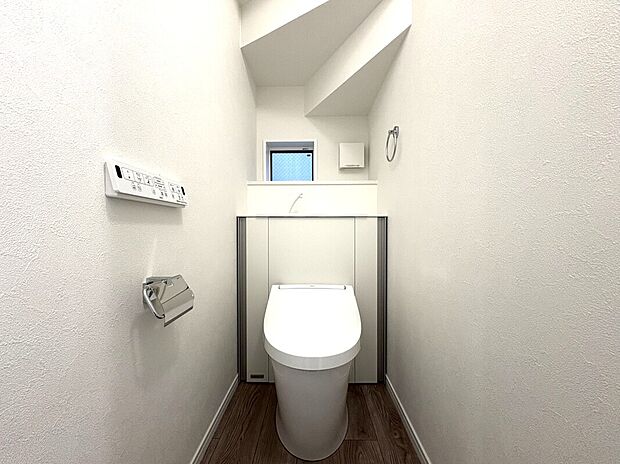 【トイレ】■INAX　「ベーシアピタ フチレス」。汚れにくくお掃除のしやすいフチレス形状の便器を採用することで少ない水でもしっかり汚れを洗い流し、清潔でデザイン性のある空間を実現します。
