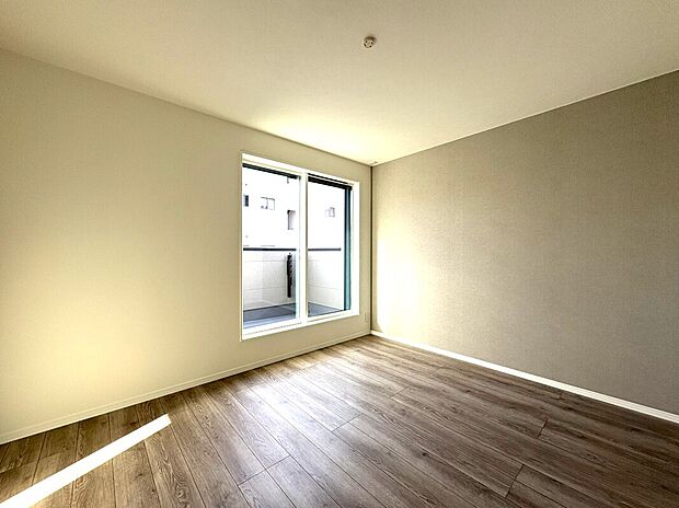 【主寝室】■ゆったりとした広さを確保した癒しの主寝室。広々ウォークインクローゼット設置で、収納力も十分。快適な新生活が送れます。