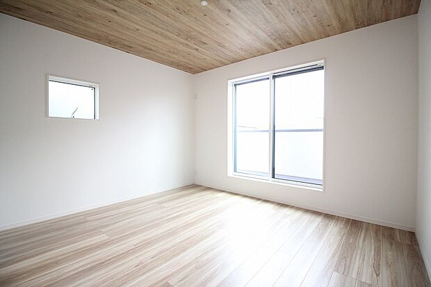 【主寝室　同仕様】■収納上手ウォークインクローゼット有り
■生活のしやすさを考えてコンセントを2か所に設置
