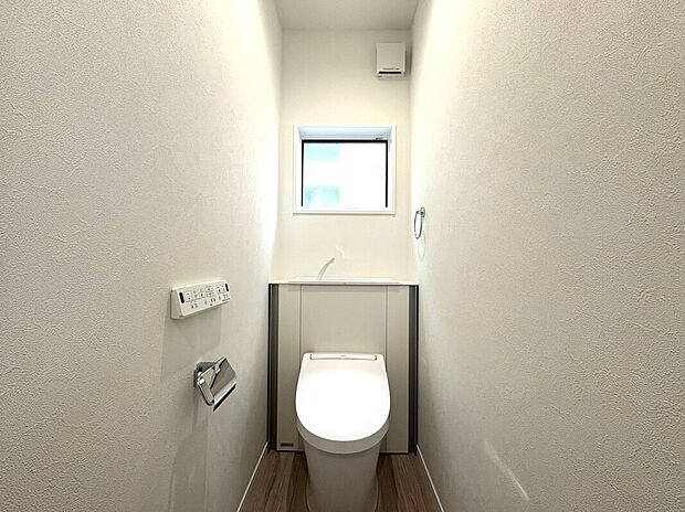 【トイレ　B号棟】■INAX　「ベーシアピタ フチレス」。汚れにくくお掃除のしやすいフチレス形状の便器を採用することで少ない水でもしっかり汚れを洗い流し、清潔でデザイン性のある空間を実現します。
