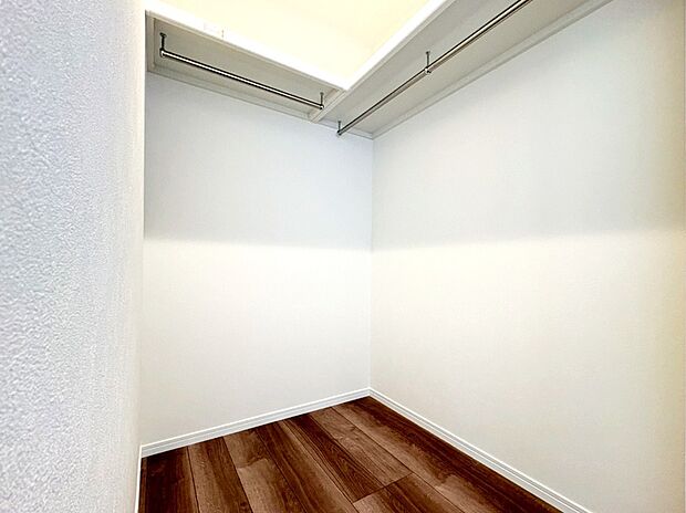 【WIC　現地写真】大容量のウォークインクローゼットが主寝室にあるため、たくさんの服をお持ちの方もしっかり収納できます。
さらに棚もついており、たくさん収納できるので、お部屋がスッキリです。

