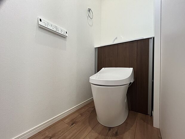 【トイレ　※施工例】■INAX　「ベーシアピタ フチレス」。汚れにくくお掃除のしやすいフチレス形状の便器を採用することで少ない水でもしっかり汚れを洗い流し、清潔でデザイン性のある空間を実現します。