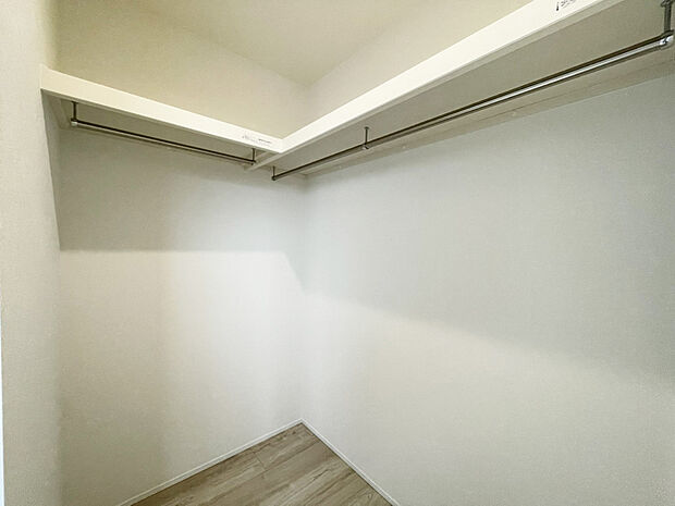 【WIC　施工例】■ゴルフバックやキャリーケースなど、大きなものの収納場所にも困りません。季節の家電や、布団、衣替えの衣類なども収納することができます。