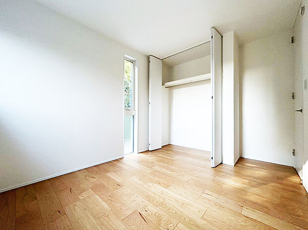 【洋室　同一仕様】■子ども部屋にも広々クローゼット
■吊りレールで開閉がスムーズ