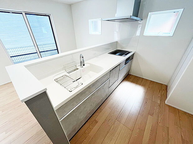 【キッチン 同一仕様】■リクシル システムキッチン「ES」洗練されたデザインと優れた使いやすさ。最新機能も多彩に備えた、システムキッチン。暮らしの中心として、家族が自然と集まる空間が実現します。