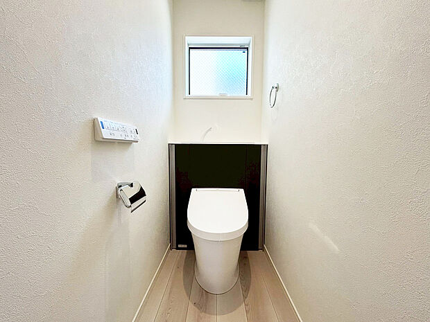 【トイレ 施工例写真】■INAX 「ベーシアピタ フチレス」。汚れにくくお掃除のしやすいフチレス形状の便器を採用することで少ない水でもしっかり汚れを洗い流し、清潔でデザイン性のある空間を実現します。