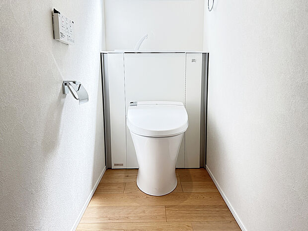 【トイレ 施工例写真】■INAX 「ベーシアピタ フチレス」。汚れにくくお掃除のしやすいフチレス形状の便器を採用することで少ない水でもしっかり汚れを洗い流し、清潔でデザイン性のある空間を実現