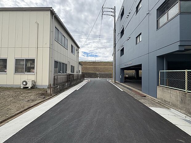 【前面道路 2025年11月撮影】幅員約6.4m