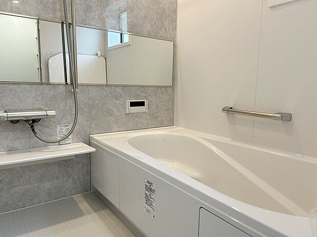 【浴室 施工例写真】【キレイサーモフロア】
スポンジが奥まで入り、お掃除ラクラク。独自の断熱層で寒い冬場でもヒヤッとしません。
【サーモバスS】
浴槽保温材と保温組フタのダブル保温で、時間が経っても浴槽内の温度を最小限に抑えます。
半身浴のできるベンチ付きの節水型の浴槽、排水口はシャワーなどの排水時に渦を起こして髪の毛やゴミをまとめてくれるためお掃除簡単で汚れもつきにくい構造になっています。