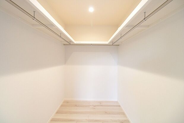 【ウォークインクローゼット 同仕様写真】■衣類だけではなく、バッグや帽子、アクセサリーといったファッションアイテムを全て一ヶ所で収納
■余分なものを置かずにすみ、寝室内がスッキリするウォークインクローゼット