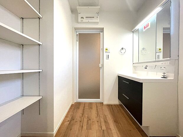 【洗面台　B号棟　同仕様写真】■リクシル　「EV」。洗面器一体型カウンターでつぎ目などの凹凸がなく汚れもさっとひと拭き。また節水と省エネ性にすぐれた上から水のでるキレイアップ水栓