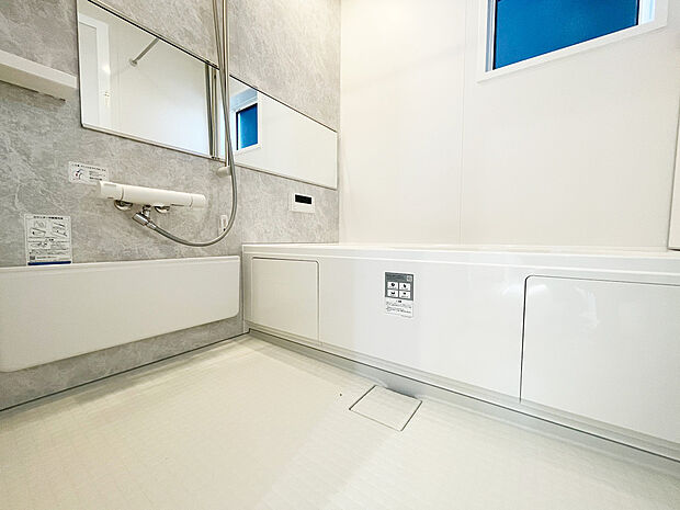 【浴室　B号棟　同仕様写真】■リクシル　システムバスルーム「AX」。フロアはスポンジが奥まで入り掃除がラクラク。また独自の断熱層を使用しているため冬場でも冷やっとしません。