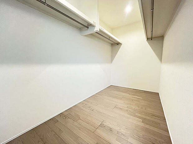 【WIC 施工例】■ゴルフバックやキャリーケースなど、大きなものの収納場所にも困りません。季節の家電や、布団、衣替えの衣類なども収納することができます。