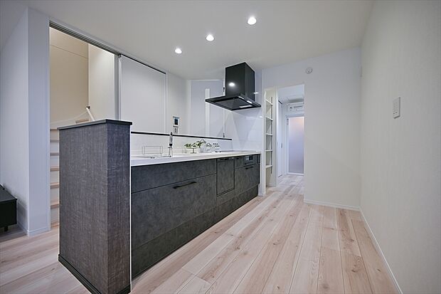 【キッチン　同仕様写真】■リクシル　システムキッチン「ES」洗練されたデザインと優れた使いやすさ。最新機能も多彩に備えた、システムキッチン。暮らしの中心として、家族が自然と集まる空間が実現します。