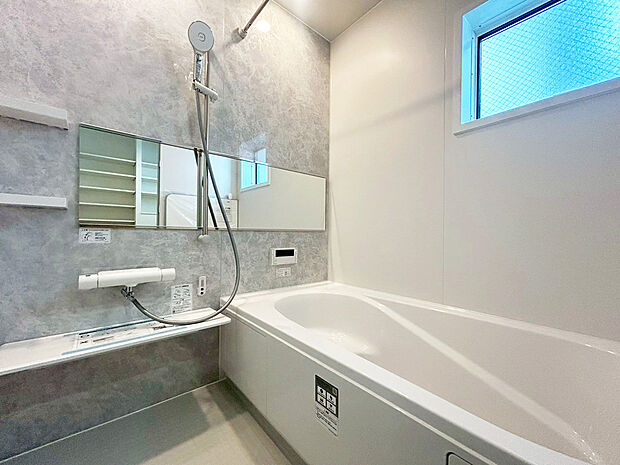 【 浴室　施工例写真】■リクシル　システムバスルーム「AX」。フロアはスポンジが奥まで入り掃除がラクラク。また独自の断熱層を使用しているため冬場でも冷やっとしません。